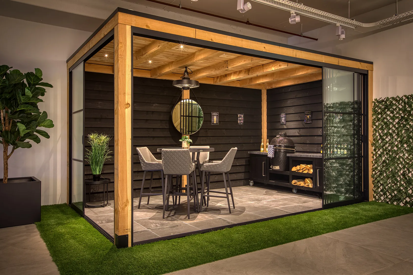 Glazen schuifwanden rondom een houten overkapping in de showroom
