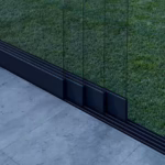 Glazen schuifwand mat zwart 4 railsysteem