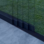 Glazen schuifwand mat zwart 5 railsysteem