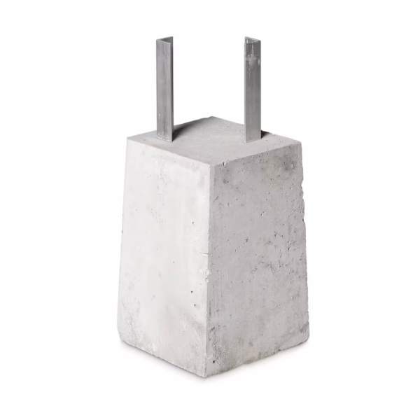 Betonpoer 18x18 en 30 cm hoog met alu hoeklijn