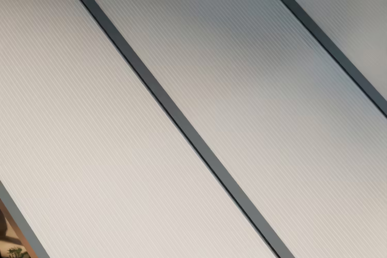 Terrasoverkapping met opaal polycarbonaat dak en antraciet frame