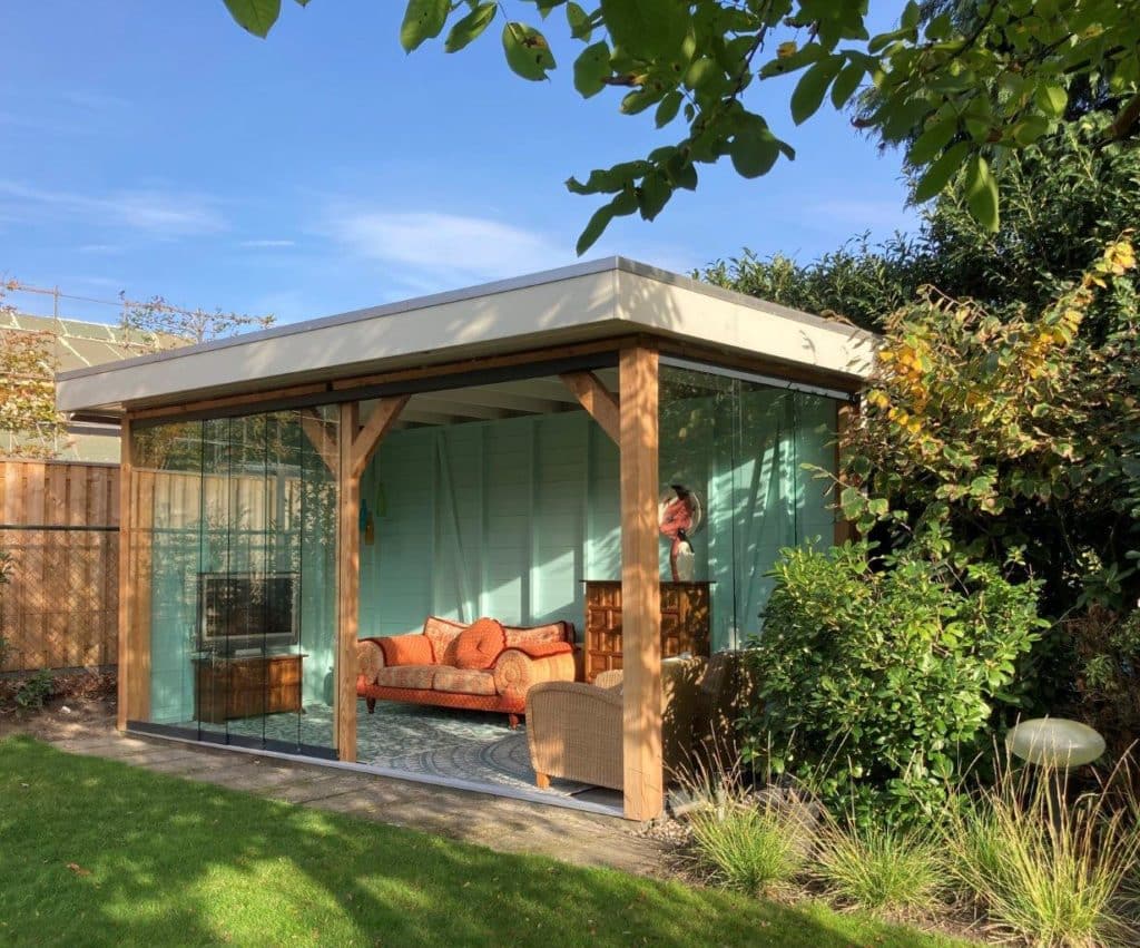 tuinhuis overkapping met glazen schuifwand