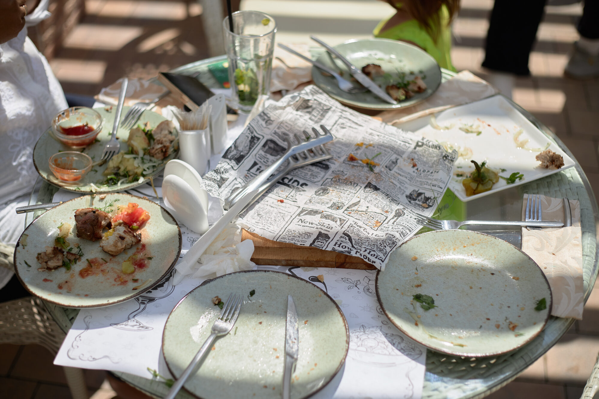 afval en afwas afruimen na het eten