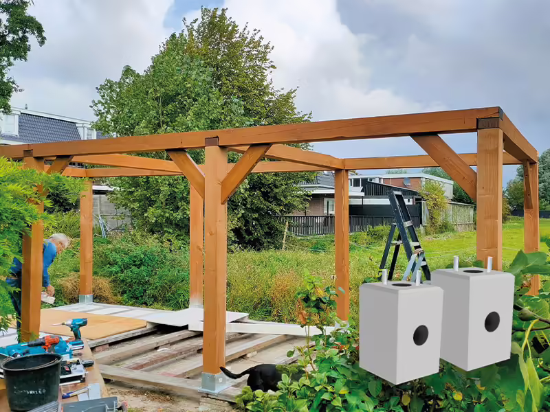 Betonpoeren met aluminium hoeklijnen als fundering voor overkapping