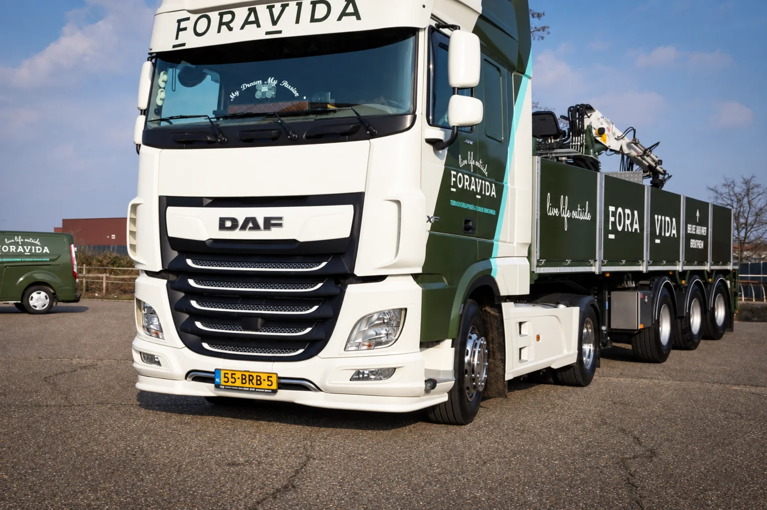 ForaVida vrachtwagen met kraan voor de bezorging van grote bestellingen