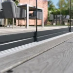 Glazen schuifwand antraciet – detail onderrail en eindkap