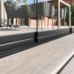 Glazen schuifwand matzwart – detail onderrail en eindkap