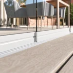 Glazen schuifwand matwit – detail onderrail en eindkap