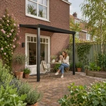 Terrasoverkapping Plus 3 x 2,5 meter matzwart opaal polycarbonaat moderne goot – leefbeeld met mensen