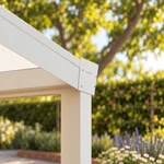 Terrasoverkapping Plus 4 x 2,5 meter mat wit opaal polycarbonaat moderne goot – Hoekdetail