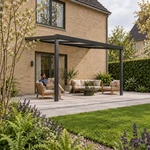 Terrasoverkapping Plus 4 x 3,5 meter matzwart opaal polycarbonaat moderne goot – leefbeeld met mensen