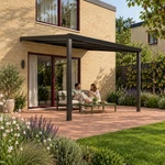 Terrasoverkapping Plus 4 x 4 meter matzwart opaal polycarbonaat moderne goot – leefbeeld met mensen en hond