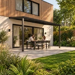 Terrasoverkapping Plus 6 x 3 meter matzwart opaal polycarbonaat moderne goot – leefbeeld met mensen