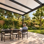 Terrasoverkapping Plus 6 x 3 meter matzwart opaal polycarbonaat moderne goot – tuinbeeld met lezer